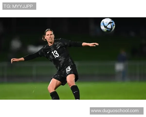 油头球星闪耀绿茵场 解析球场魅力与个人风格的完美结合