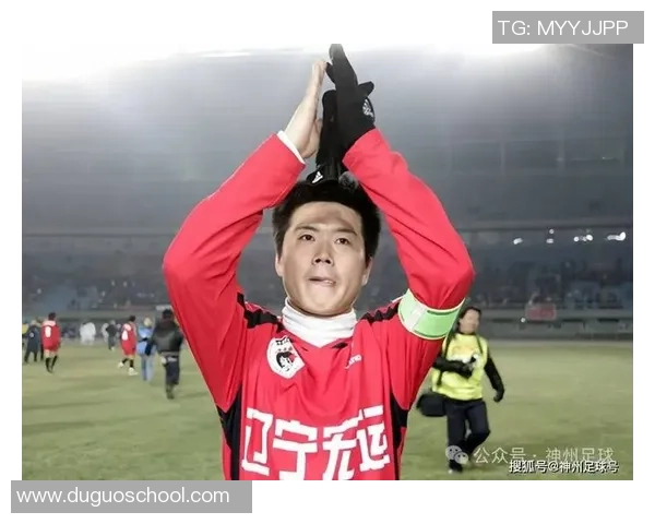 足球场上8号球星的传奇故事与成就解析