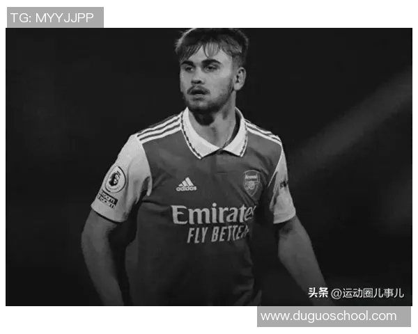 足球球星男运动员意外露鸟事件引发社交媒体热议与公众关注