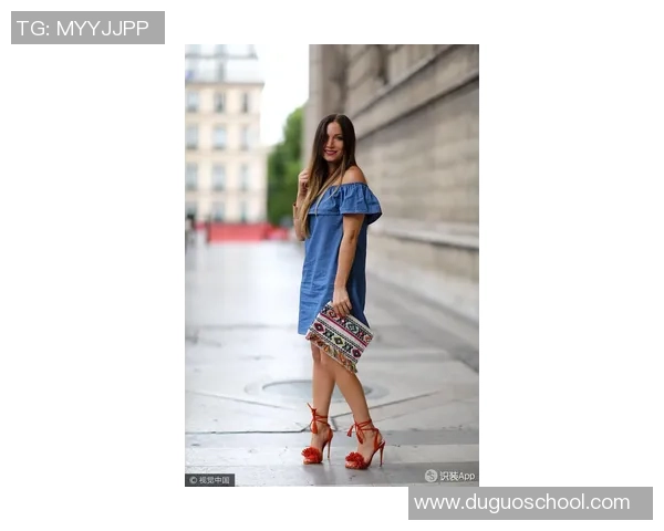 阳光午后球星身着休闲装漫步街头展现从容与时尚风采